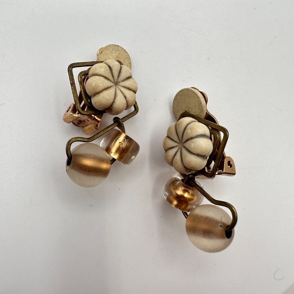 Vintage 90s Glass Bead Flower Dangle Clip-On Earrings Retro Artisan Jewelry